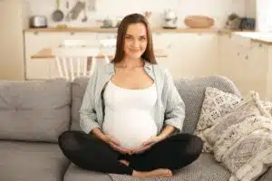 pregnant woman with healthy thyroid hormones