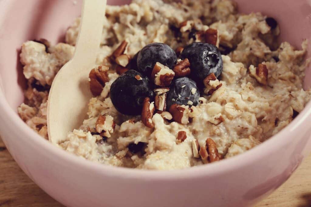 low fodmap breakfast oatmeal with blueberries