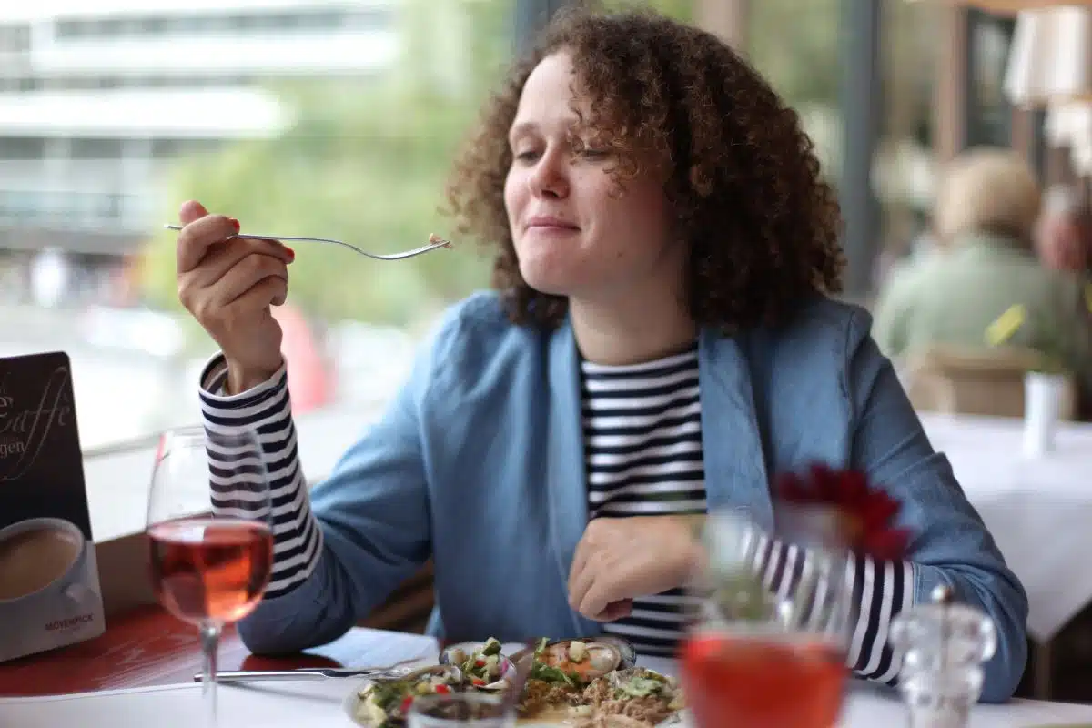 woman eating diabetes friendly meal